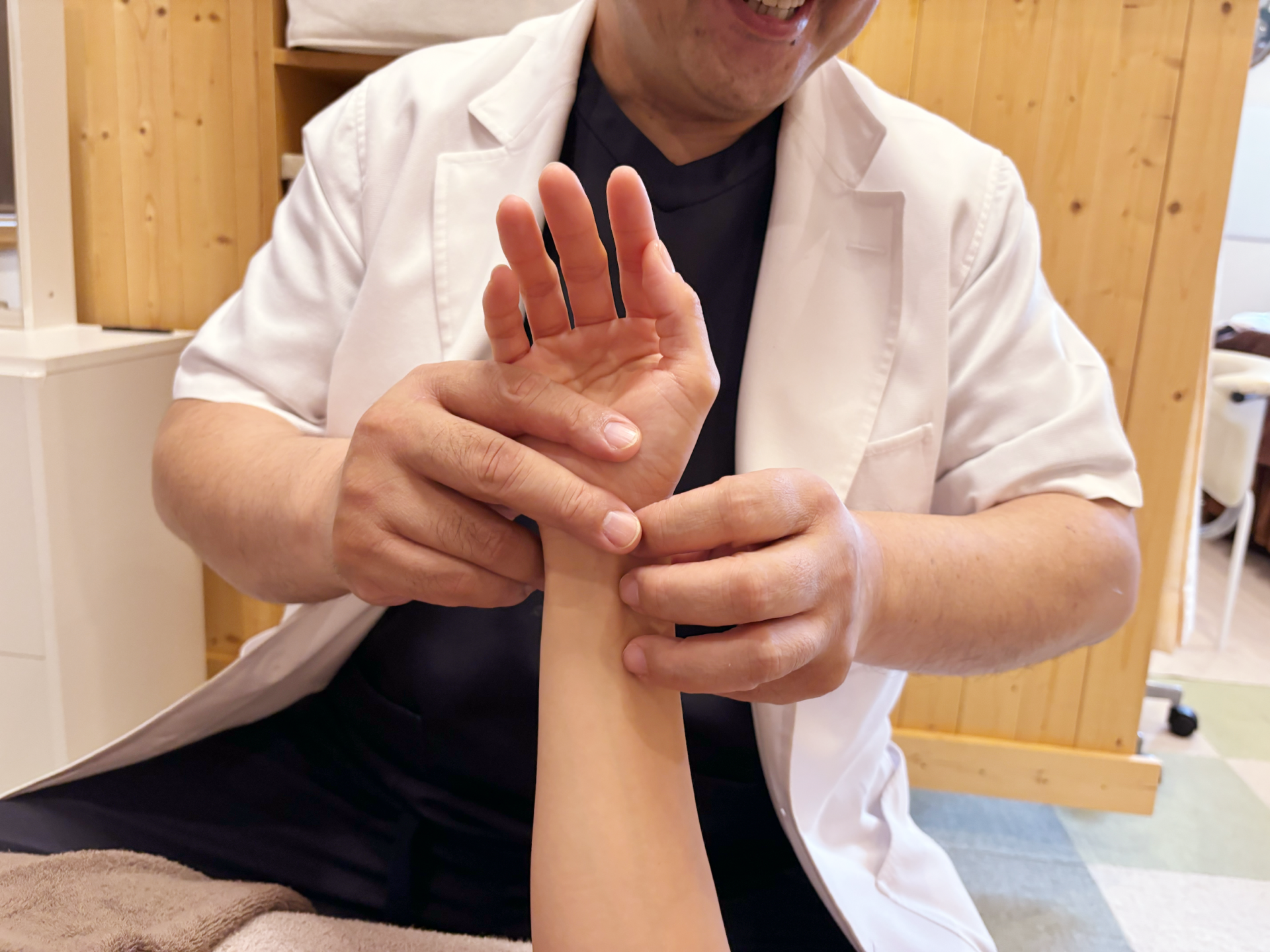 たかはし治療院で脈や身体の状態を確認している様子